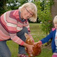 schwarz_kind_huhn